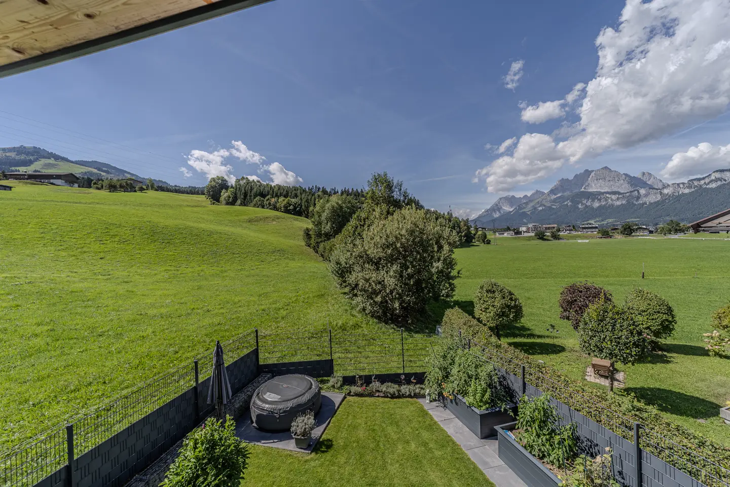 Versatile investment apartment with garden