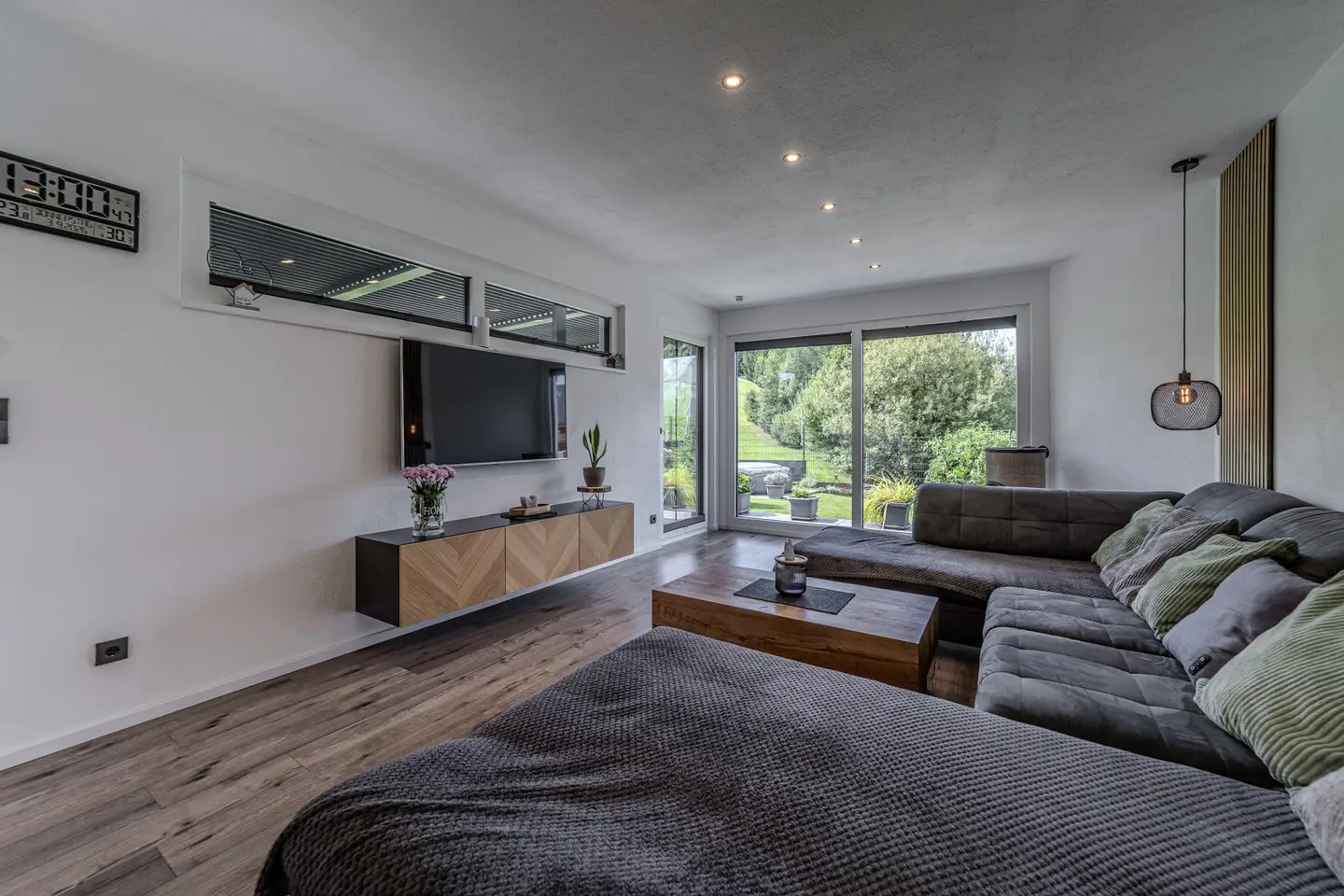 Versatile investment apartment with garden