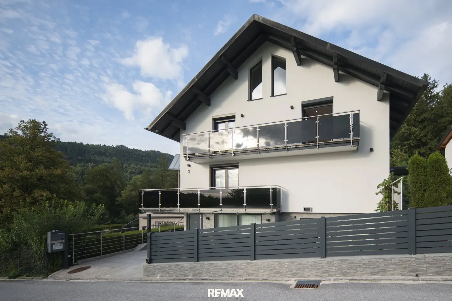 Families take note: Lovingly fully renovated house with separate barrier-free granny flat in Guggenthal – Primary school and kindergarten in 350 meters