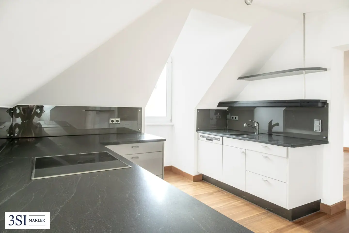 Attractive 2.5-room attic apartment in central city location