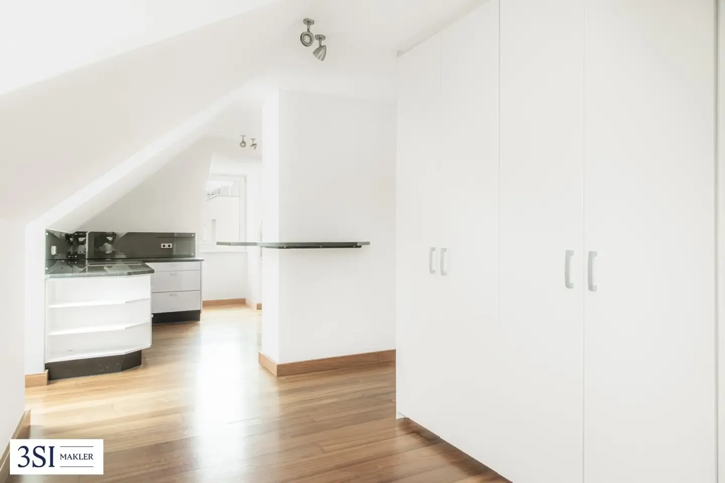 Attractive 2.5-room attic apartment in central city location