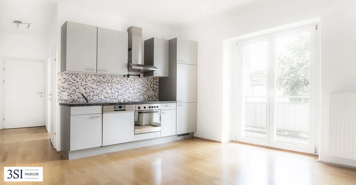 Bright, quiet 2-room apartment with balcony in central city location
