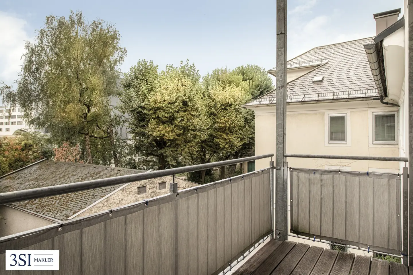 Bright, quiet 2-room apartment with balcony in central city location