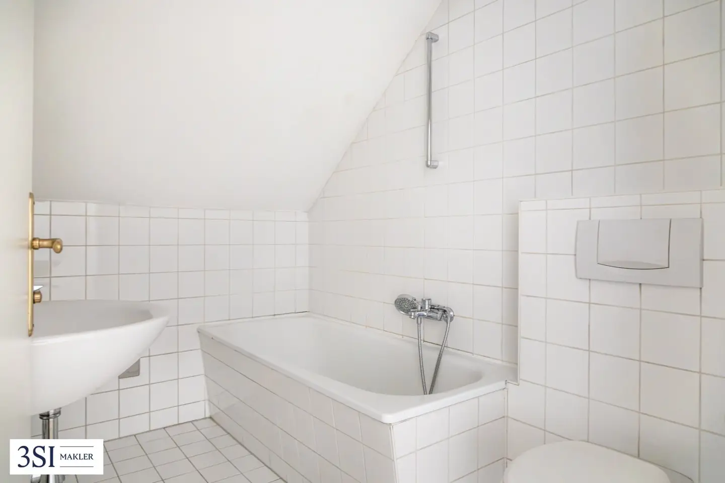 Cozy attic studio apartment in central city location