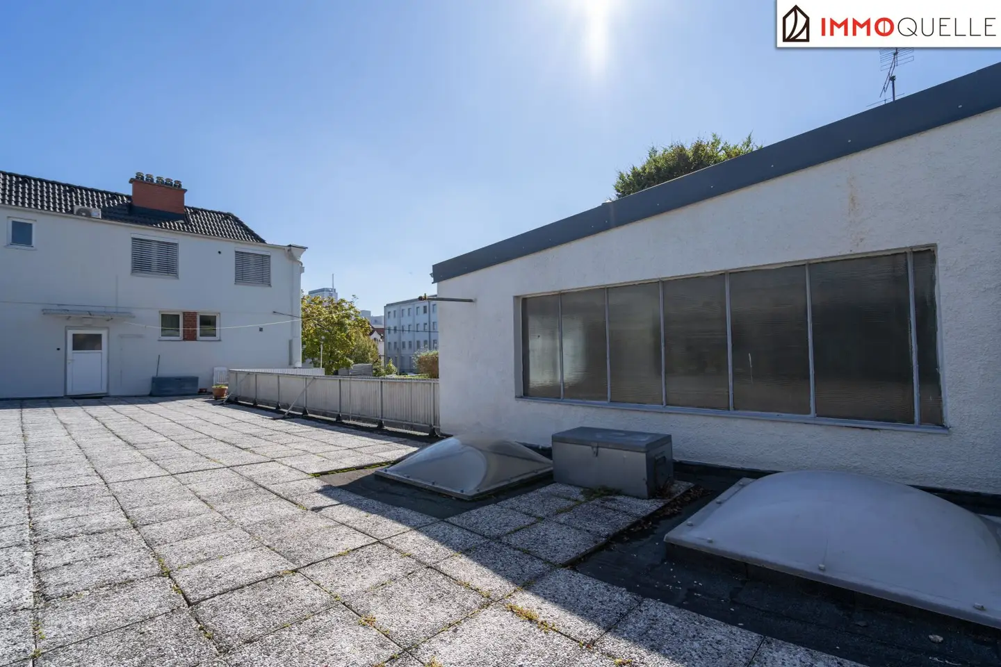 Wo Wohnen und Arbeiten zusammenfinden - Vielseitiges Wohn- und Geschäftshaus mit großzügiger Terrasse, Werkstatt, Garage und flexiblen Nutzungsmöglichkeiten in Wels