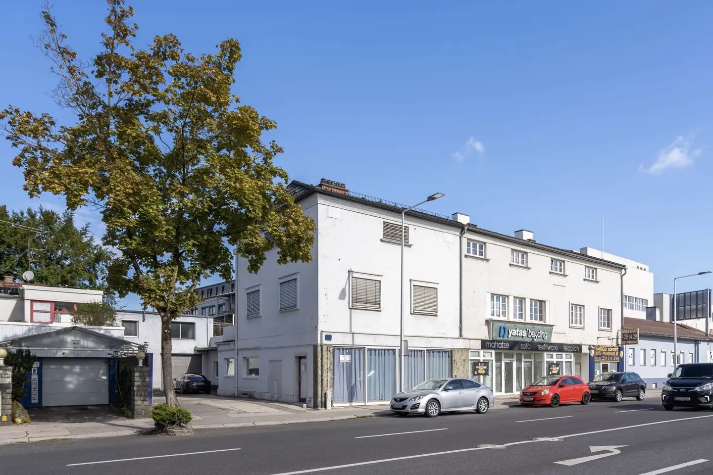 Where living and working come together - Versatile residential and commercial building with spacious terrace, workshop, garage and flexible usage options in Wels