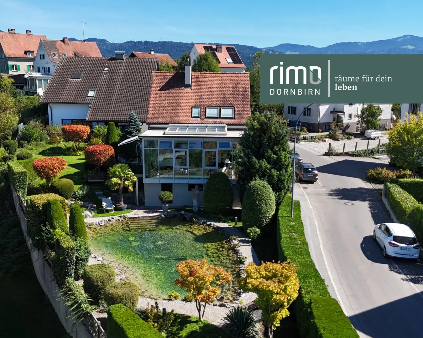 Ein Haus mit Charakter – Wohnen in Aussichtslage mit eigenem Schwimmteich