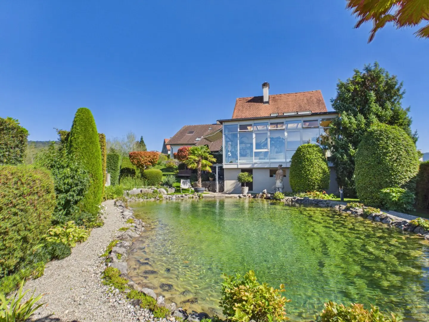 Ein Haus mit Charakter – Wohnen in Aussichtslage mit eigenem Schwimmteich