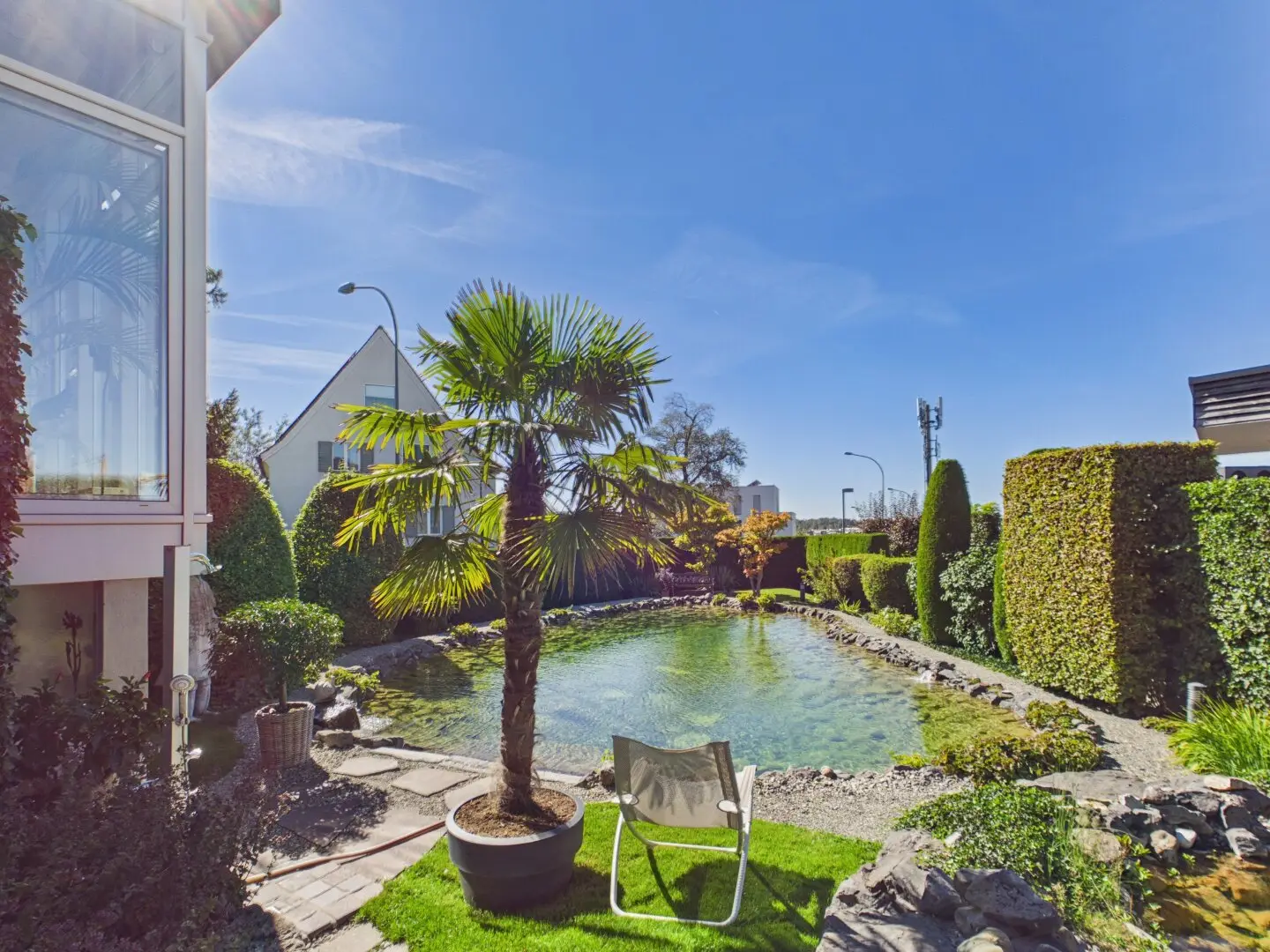 Ein Haus mit Charakter – Wohnen in Aussichtslage mit eigenem Schwimmteich