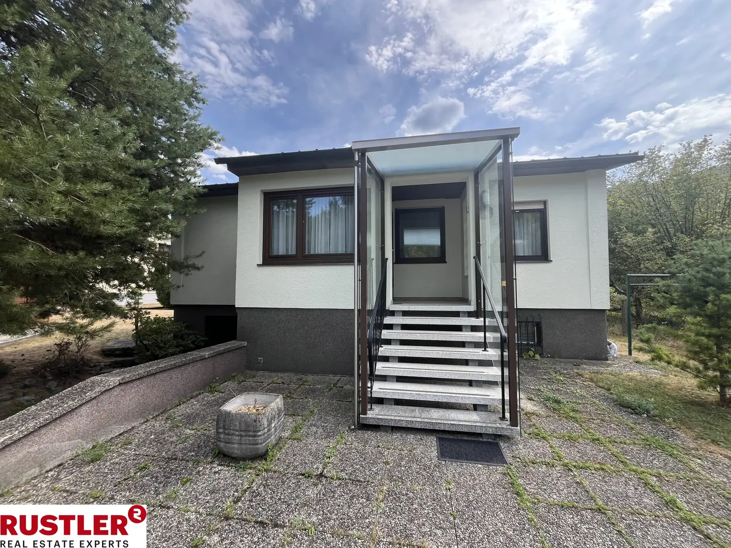 Ground floor apartment on large plot