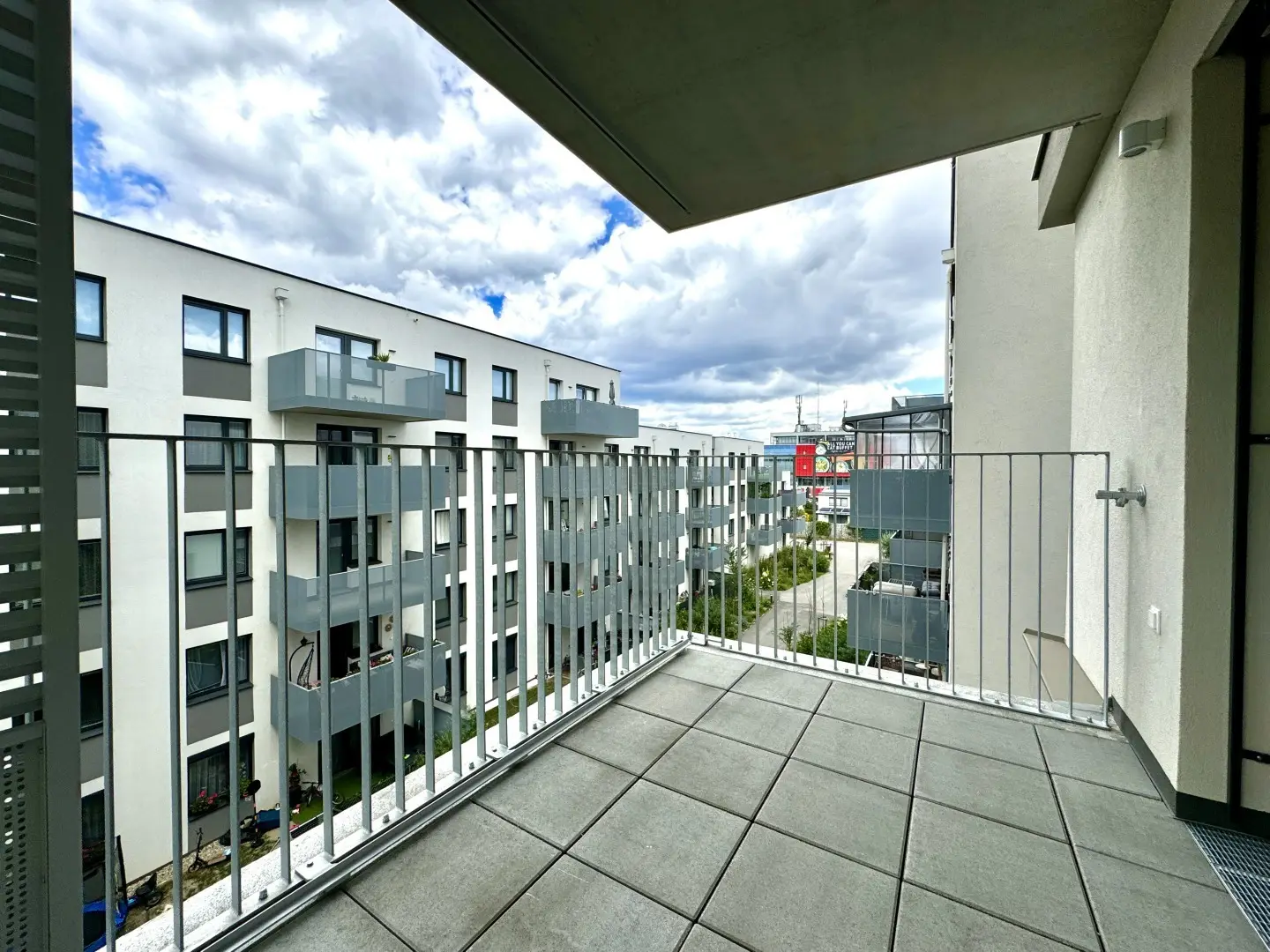 New apartment with balcony and good connections
