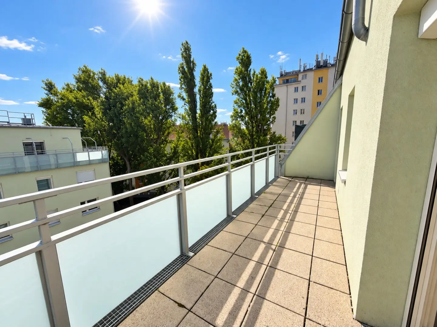 SPACIOUS LIVING, ALMOST LIKE NEW | 5 rooms | approx. 128 m² living area | 2 balconies | parking space