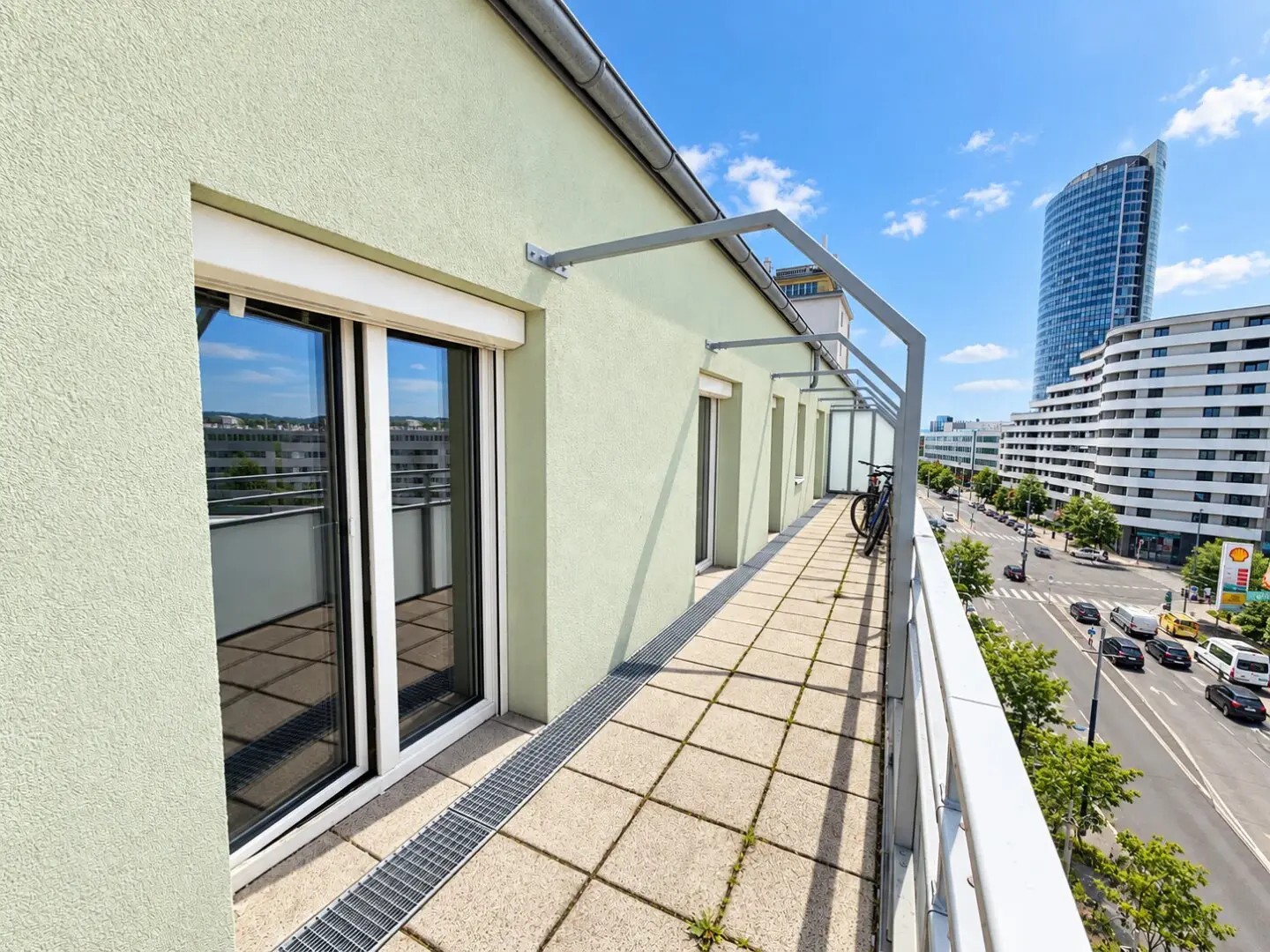 SPACIOUS LIVING, ALMOST LIKE NEW | 5 rooms | approx. 128 m² living area | 2 balconies | parking space