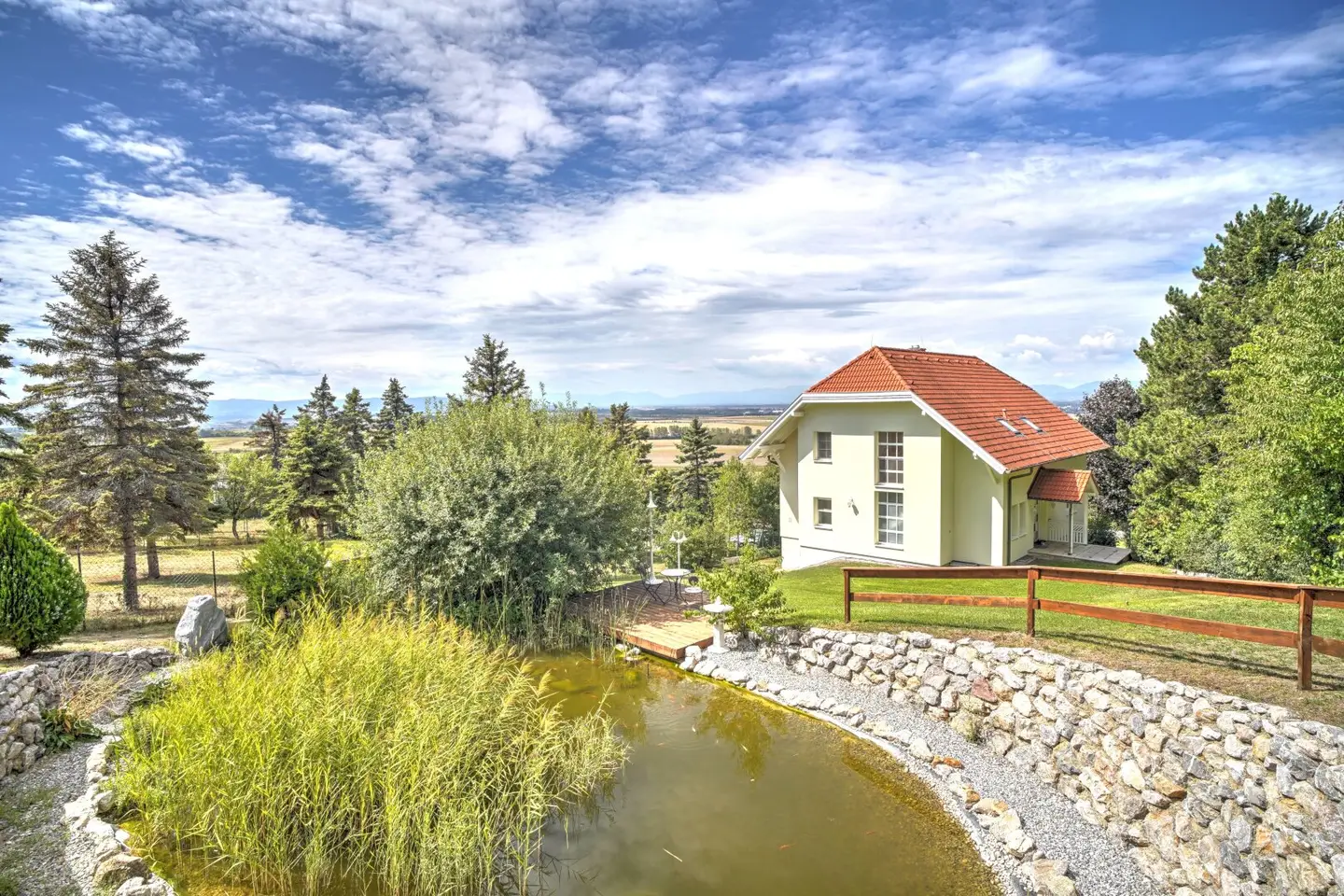 Großzügiges Einfamilienhaus mit Indoor-Pool, Sauna und beeindruckendem Schneebergblick