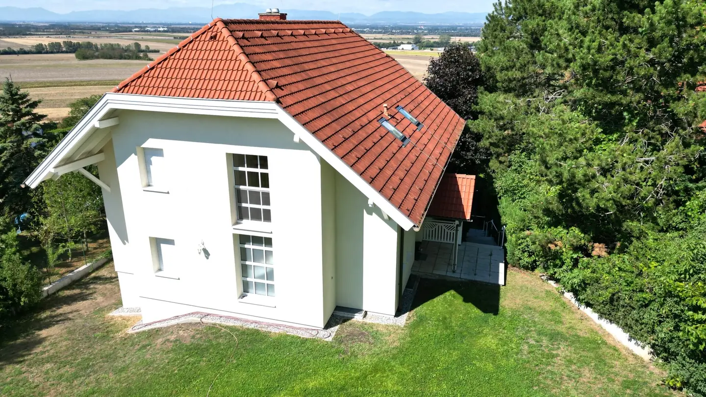 Großzügiges Einfamilienhaus mit Indoor-Pool, Sauna und beeindruckendem Schneebergblick