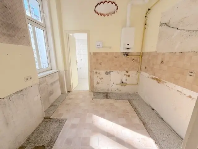 Commission-free from the owner Fixer-upper on Brünner Straße 2-room apartment near Schlingermarkt