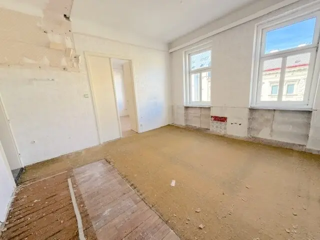 Commission-free from the owner Fixer-upper on Brünner Straße 2-room apartment near Schlingermarkt