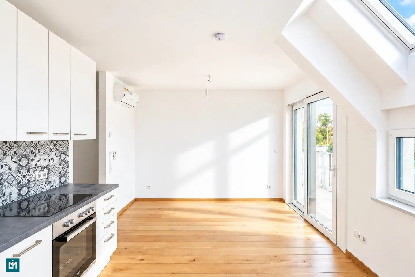 High-quality 2 room attic apartment with outdoor space near S45 Gersthof
