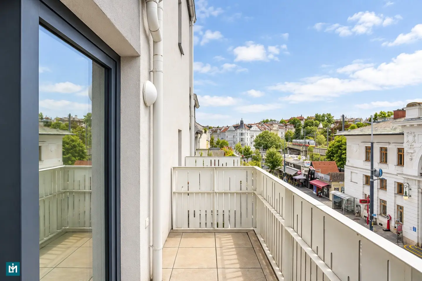 High-quality 2 room attic apartment with outdoor space near S45 Gersthof