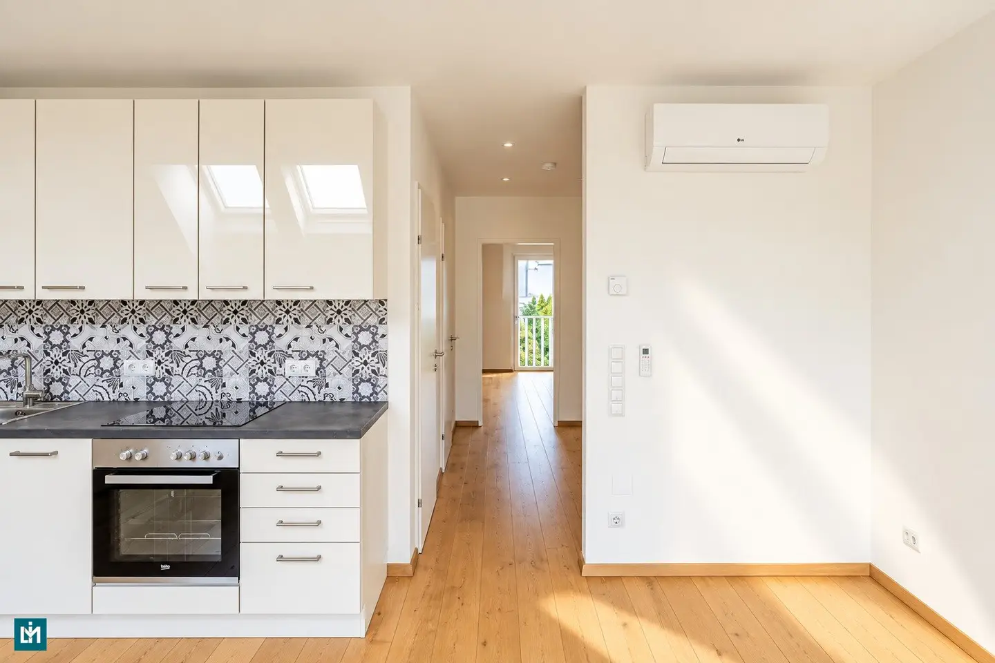 High-quality 2 room attic apartment with outdoor space near S45 Gersthof