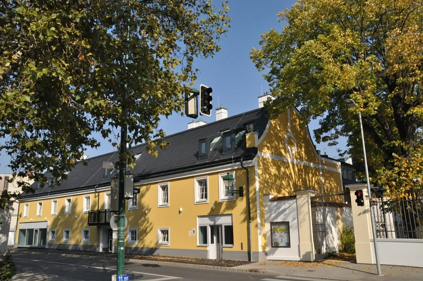 The Future of Work: Exclusive Atelier and Studio Loft for Creative Pioneers | Timeless Elegance in a Historic Setting in the Biedermeier-Schlössl as a Compact Open Space