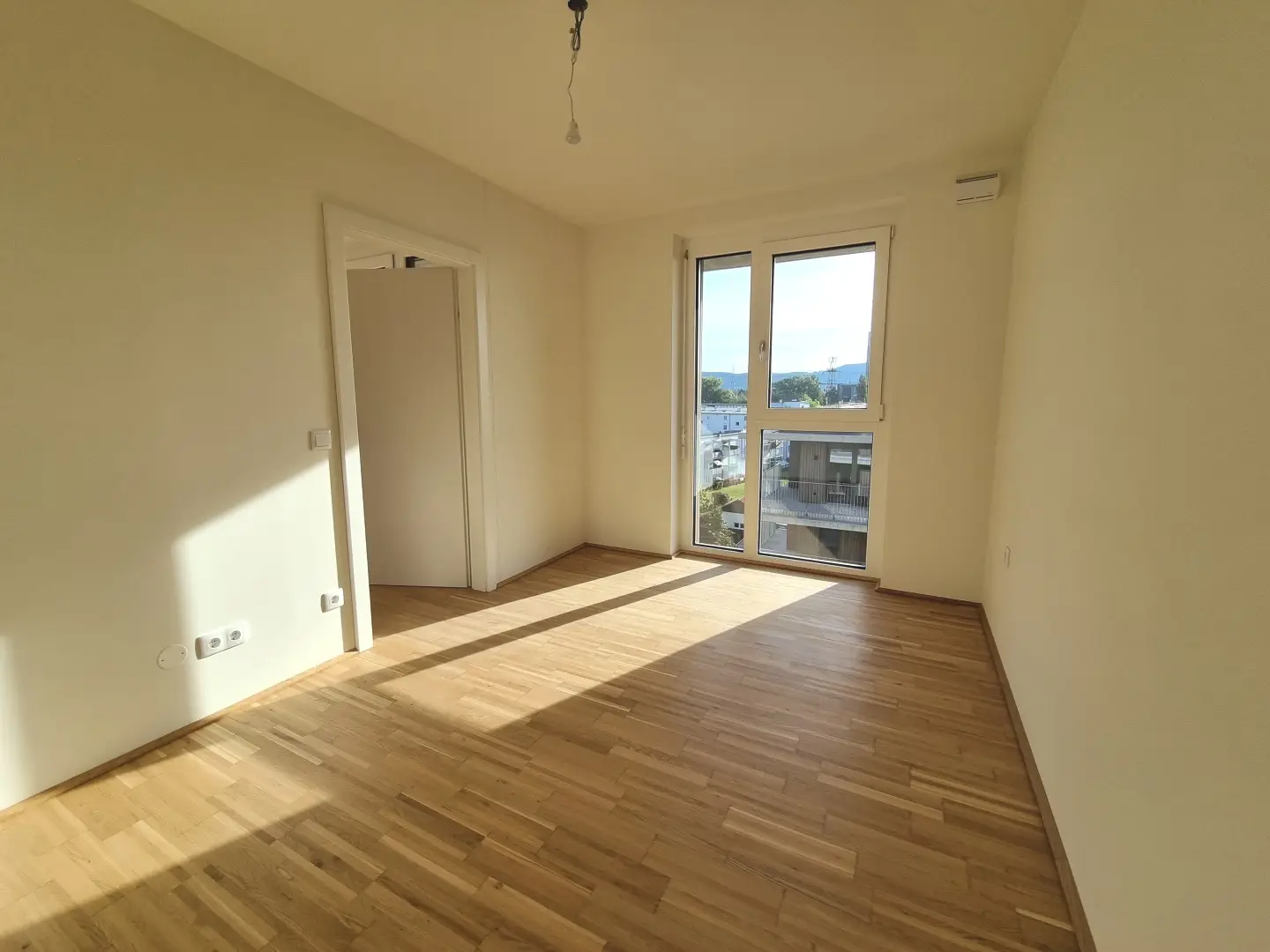 Neubauwohnung mit grünem Balkon und Aufzug