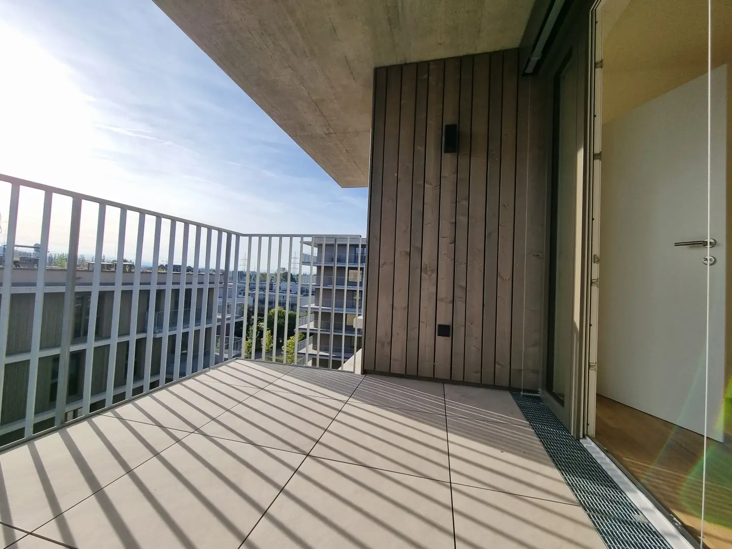 Neubauwohnung mit grünem Balkon und Aufzug