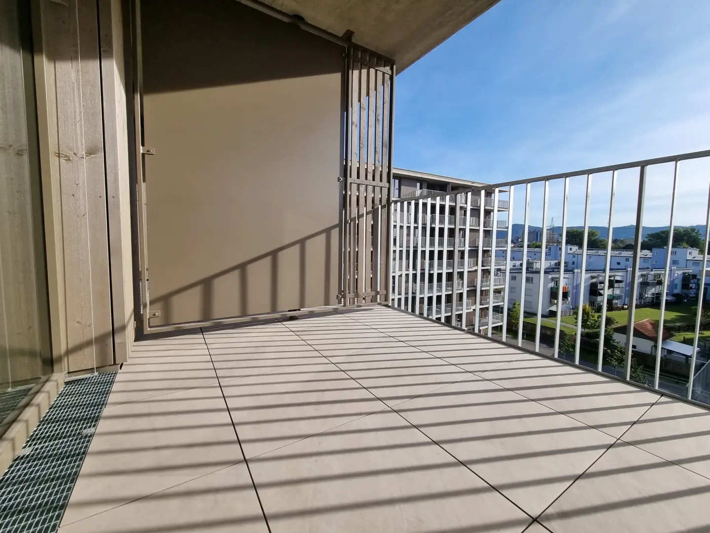 Neubauwohnung mit grünem Balkon und Aufzug