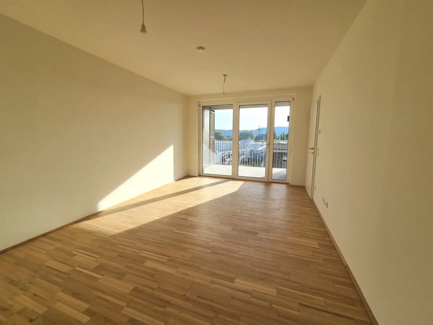 Neubauwohnung mit grünem Balkon und Aufzug