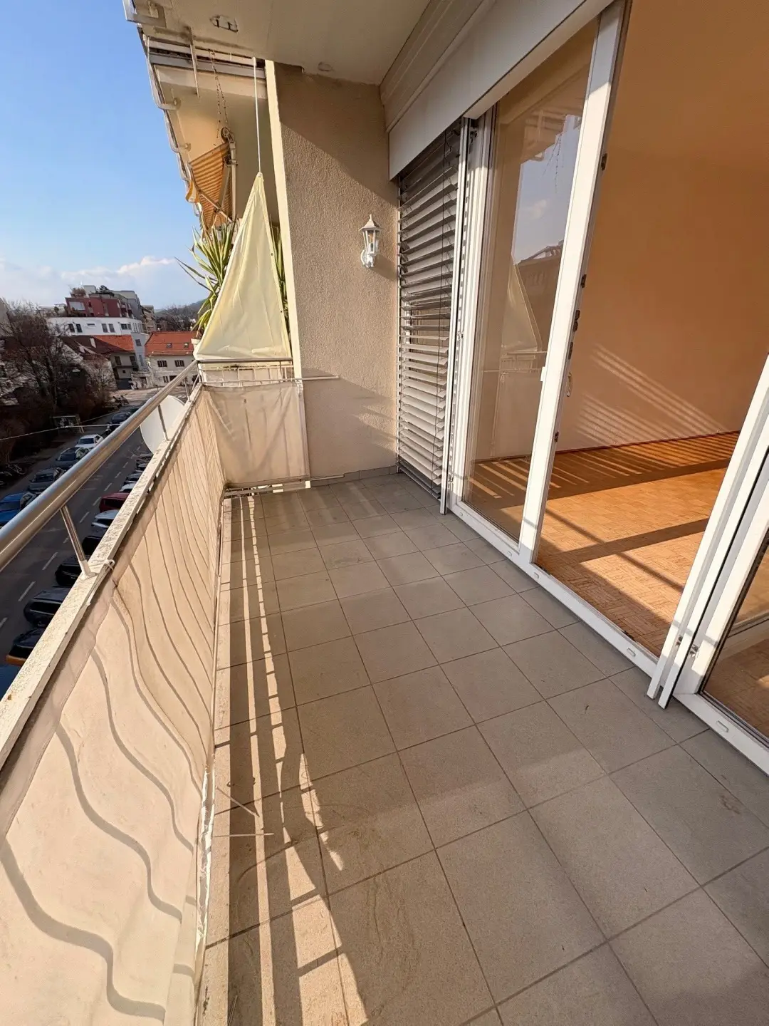 Bright apartment suitable for flatshare with two balconies and lift