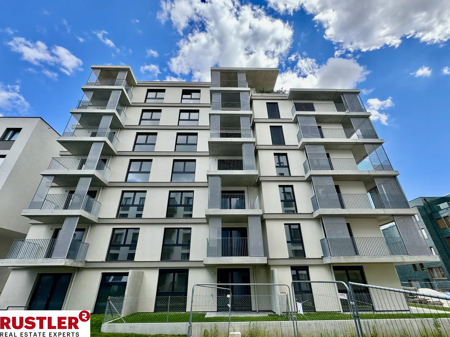Neubezugs Wohnung mit Balkon und guter Verkehrsanbindung