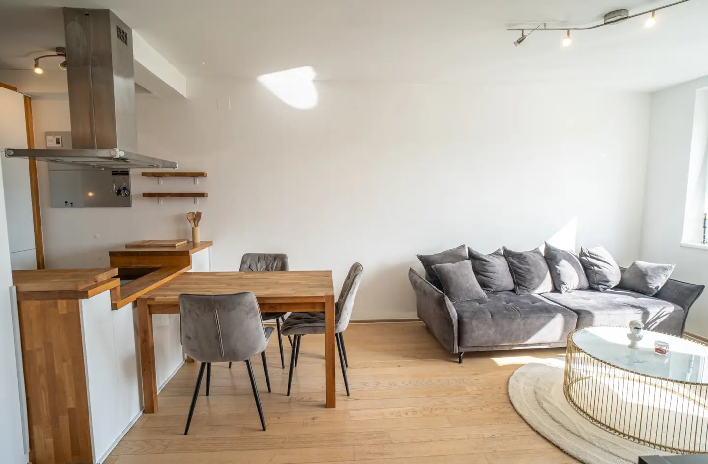 Thoughtful living in the URBANEUM with south balcony and underground parking