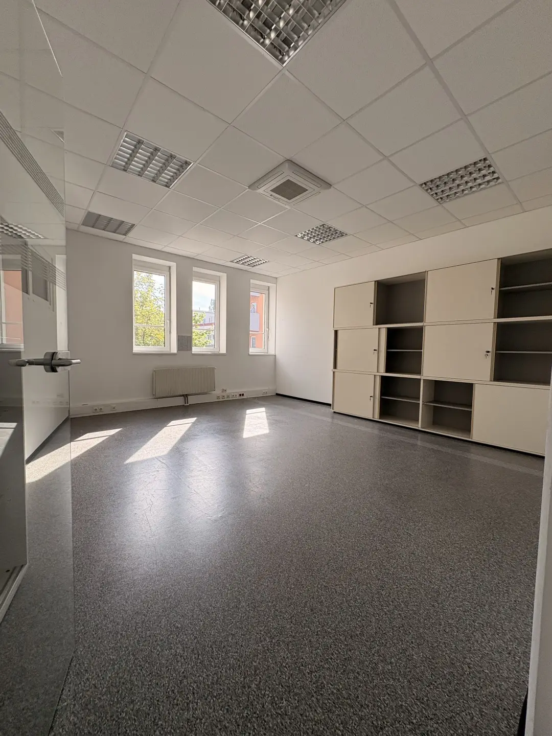 Bright loft apartment in well maintained 2002 building