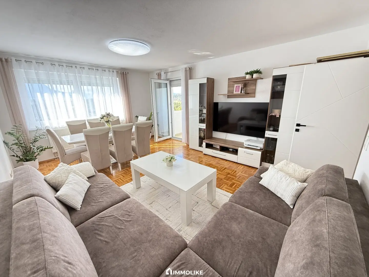 Bright 3.5-room apartment | 6th floor with elevator | south loggia with mountain view | private garage
