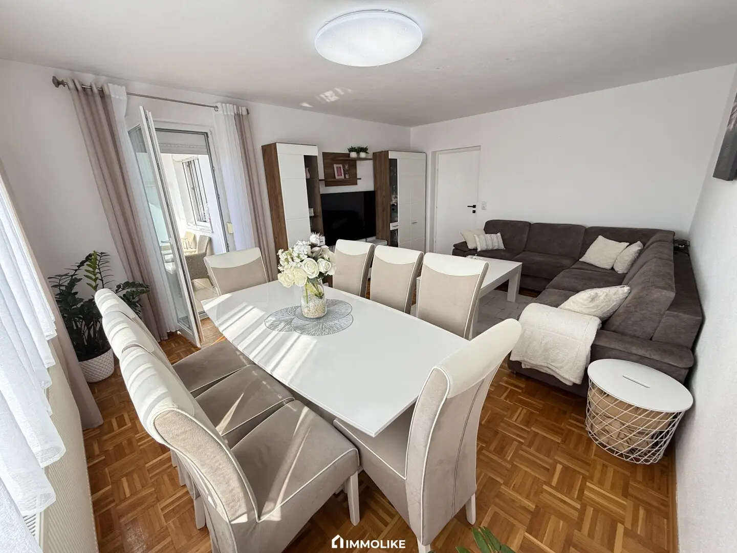 Bright 3.5-room apartment | 6th floor with elevator | south loggia with mountain view | private garage