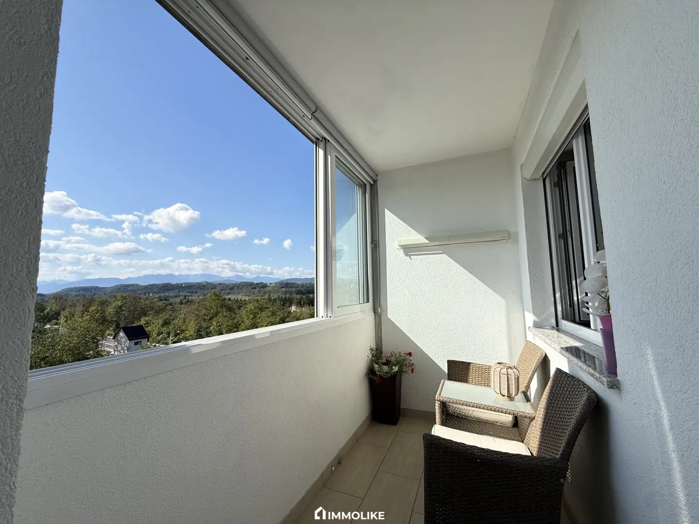 Bright 3.5-room apartment | 6th floor with elevator | south loggia with mountain view | private garage