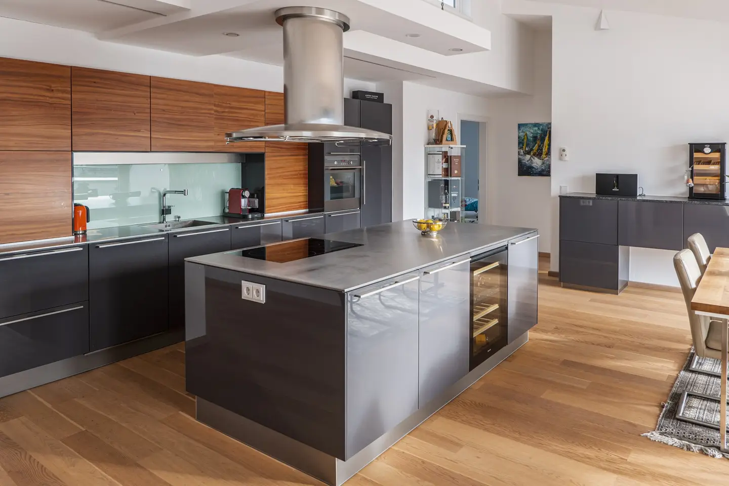 Bright Dachgeschosswohnung with panoramic mountain view and large southwest terrace