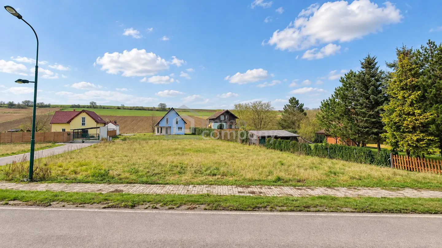 WITHOUT BUILDING OBLIGATION: 928 m² building plot with subdivision potential in Poysbrunn