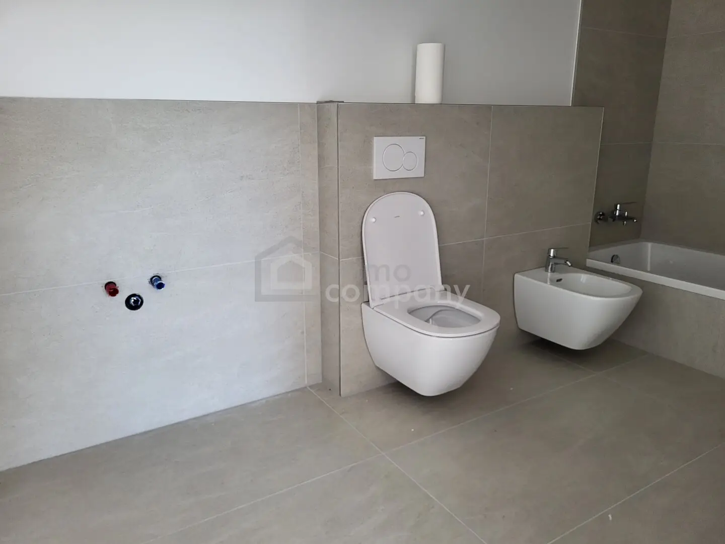Exclusive new build house with mature trees, distant view and generous terrace