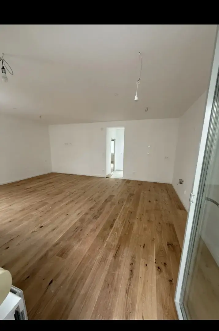 Kernsanierte Wohnung mit zwei Stellplätzen