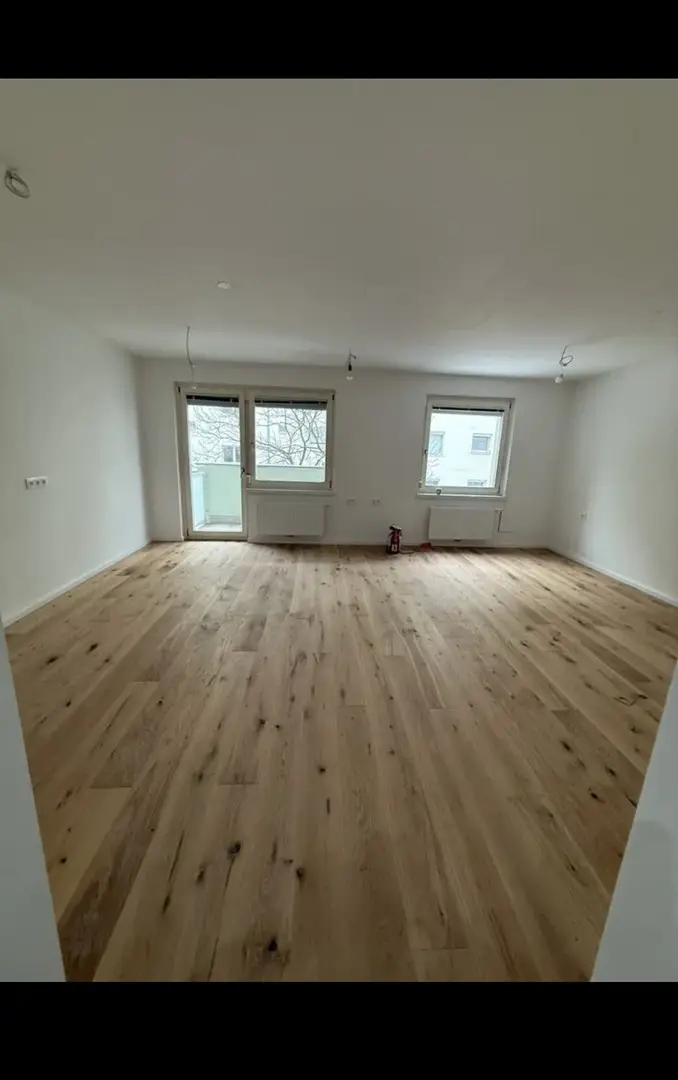 Kernsanierte Wohnung mit zwei Stellplätzen