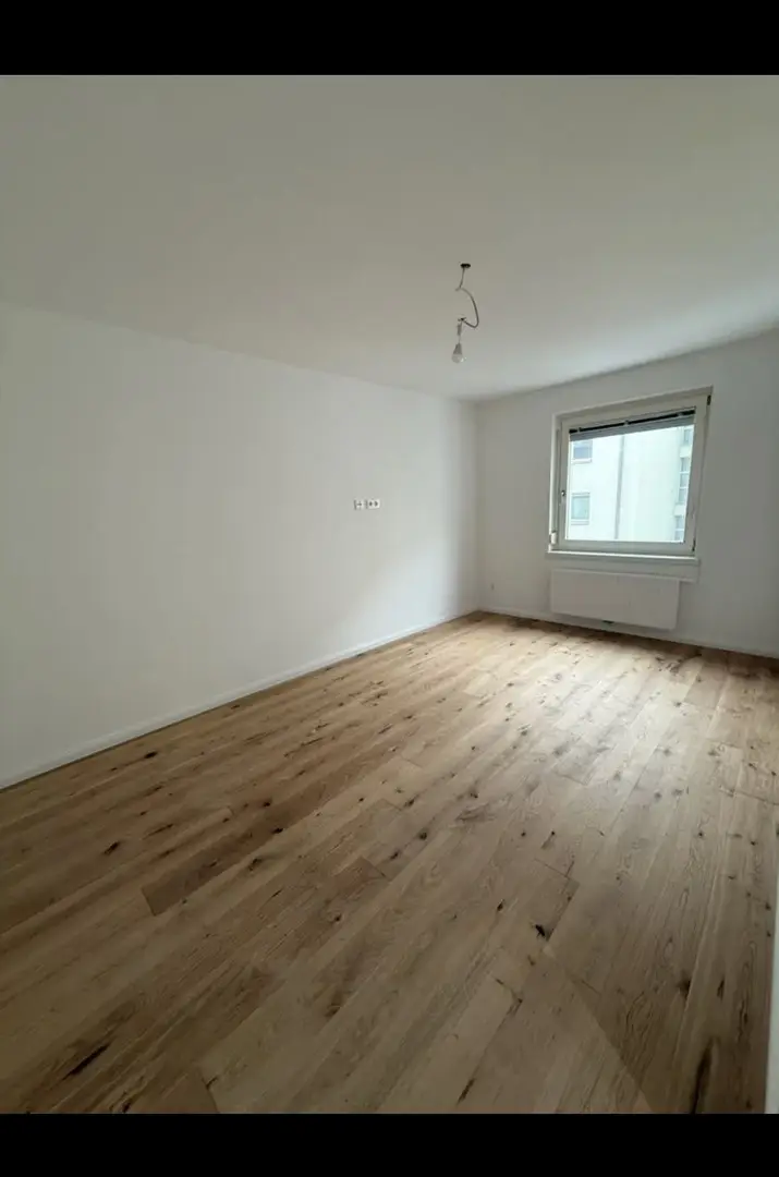 Kernsanierte Wohnung mit zwei Stellplätzen