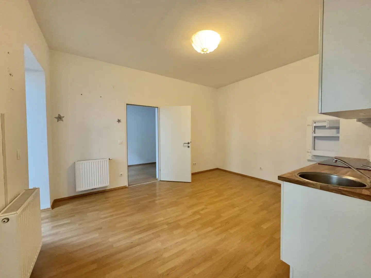 2-room apartment with generous balcony at bargain price - Good condition