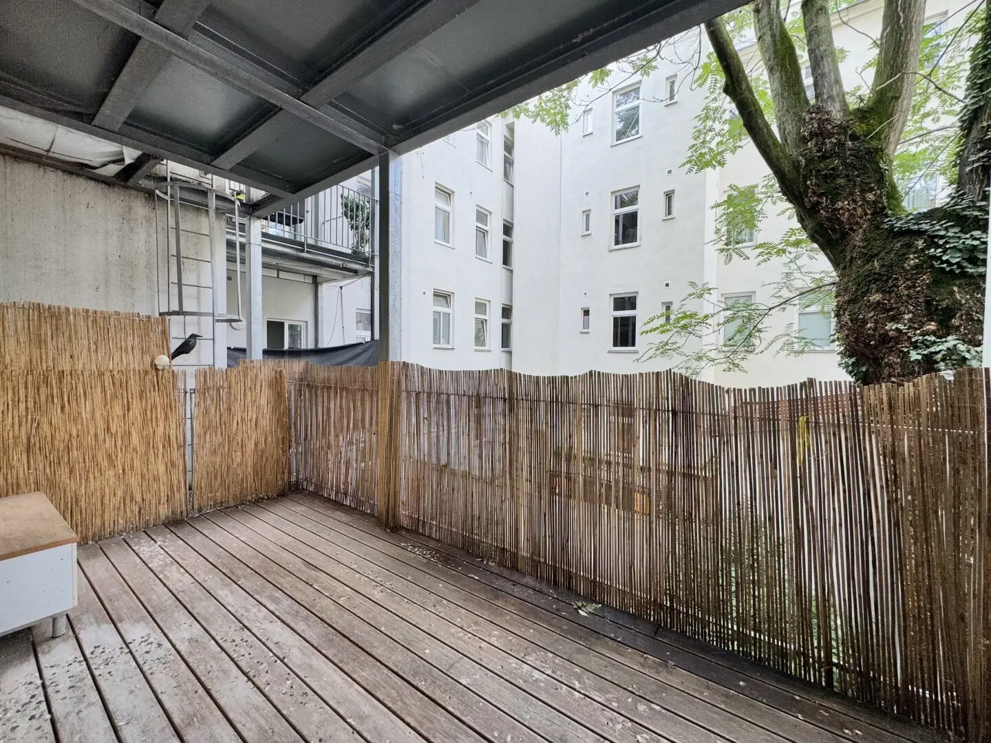 2-room apartment with generous balcony at bargain price - Good condition