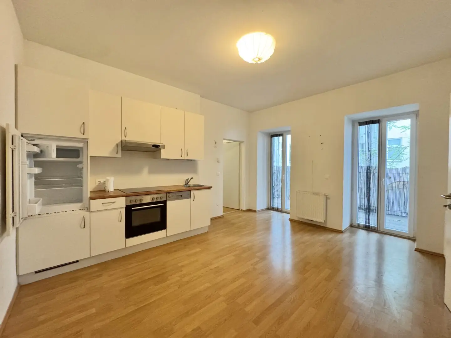 2-room apartment with generous balcony at bargain price - Good condition