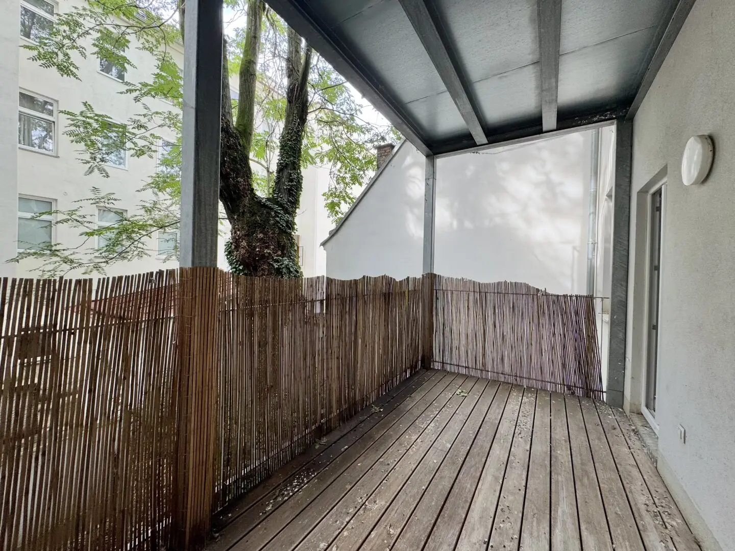2-room apartment with generous balcony at bargain price - Good condition