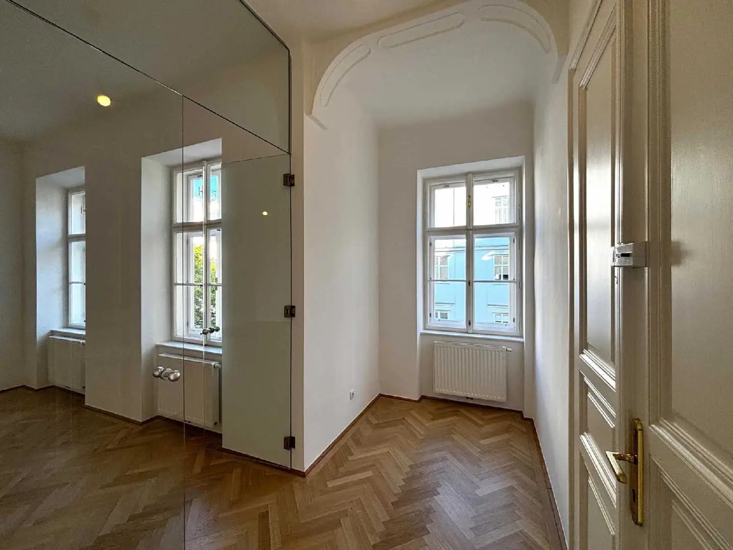 Stilvolle Altbauwohnung mit großer Wohnküche und Lift