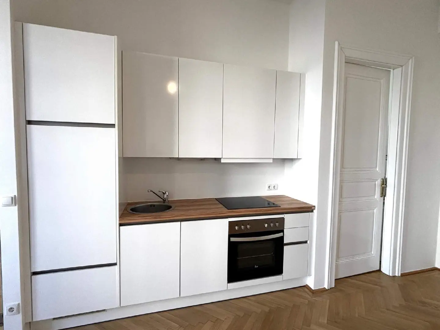 Stilvolle Altbauwohnung mit großer Wohnküche und Lift