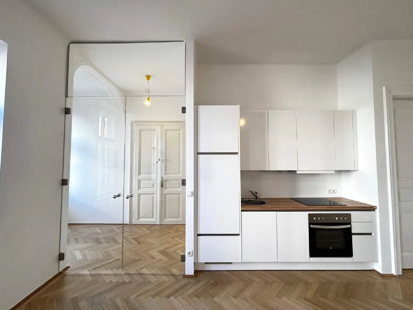 Stilvolle Altbauwohnung mit großer Wohnküche und Lift