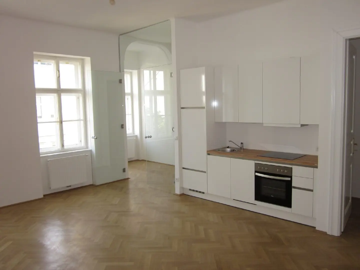 Stilvolle Altbauwohnung mit großer Wohnküche und Lift